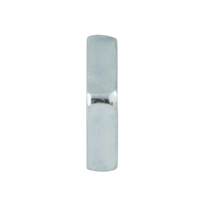 Écrou carré, M4 x 0,70 mm, largeur à plat (WAF) 7 mm, épaisseur (THK) 2,20 mm, acier zingué, conforme à la norme DIN 562, fabriqué par Spaenaur Inc.