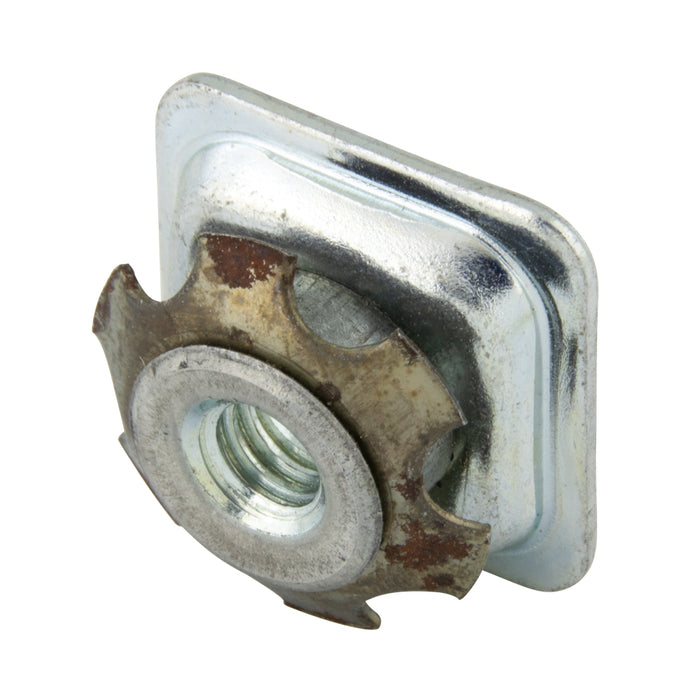 Adaptateurs métalliques carrés filetés 1 po carré avec filetage 3/8 po-16 UNC en acier, finition de base zinguée par Spaenaur Inc.